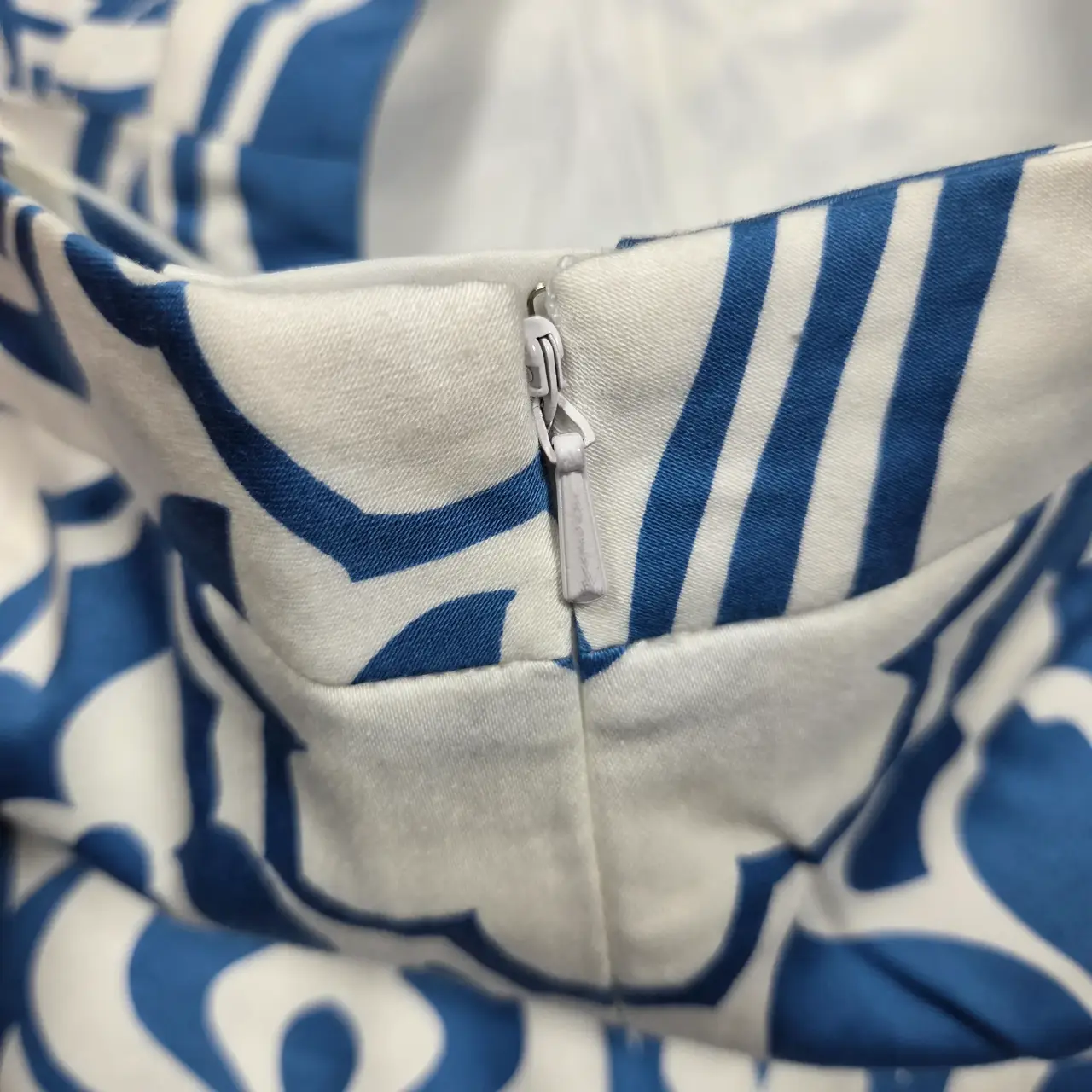 Etcetera Blue and White Damask Pleated Waist Pencil Skirt Size 4 thumbnail 3