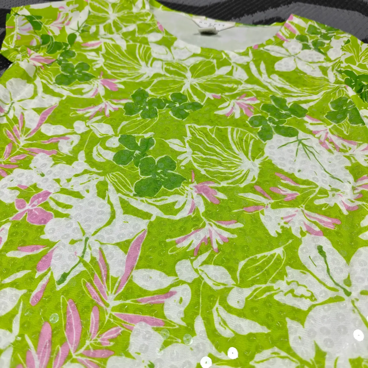Outfit JPR Floral Sequin Short Sleeve Top Green Pink White Size L thumbnail 4