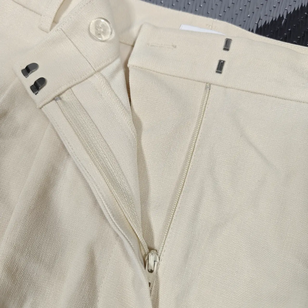 Nordstrom Women's Ivory Pleated Dress Trouser Shorts Size 14 thumbnail 3